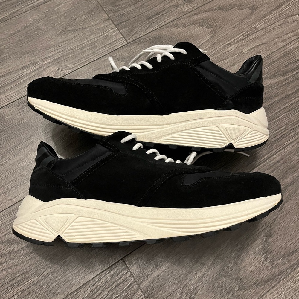 Off-White Black and Cream Arrow Logo Sneakers - Picture 2 of 7